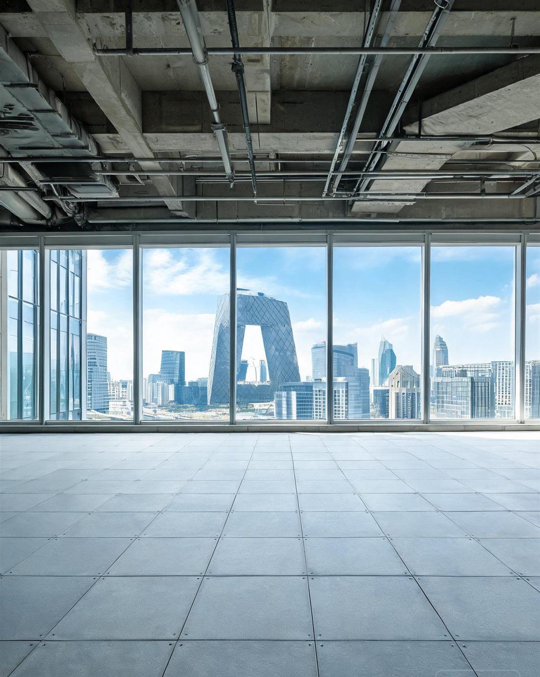 东方广场写字楼标准层实景，落地窗俯瞰北京城市景观
