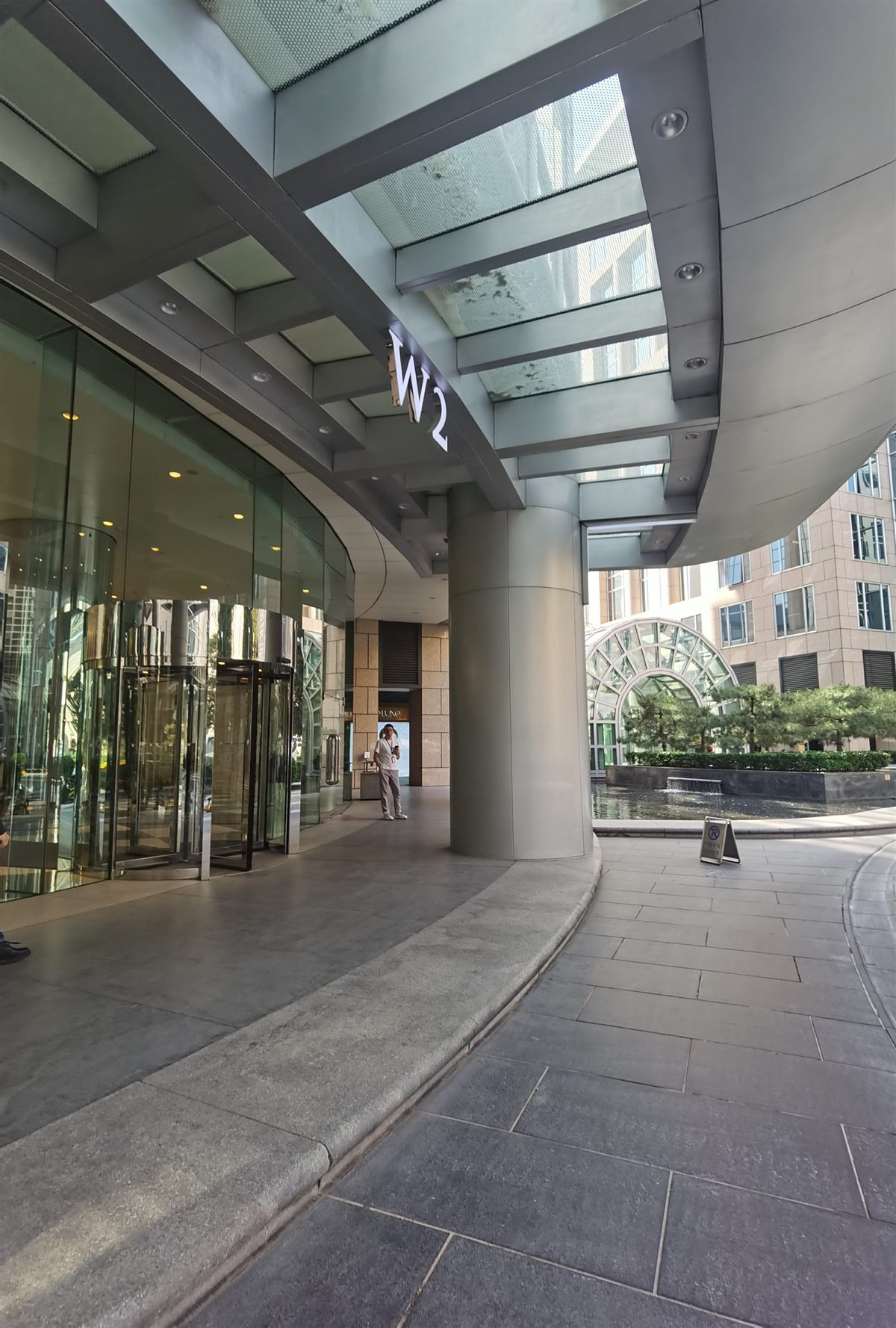 写字楼入口雨棚与门厅实景