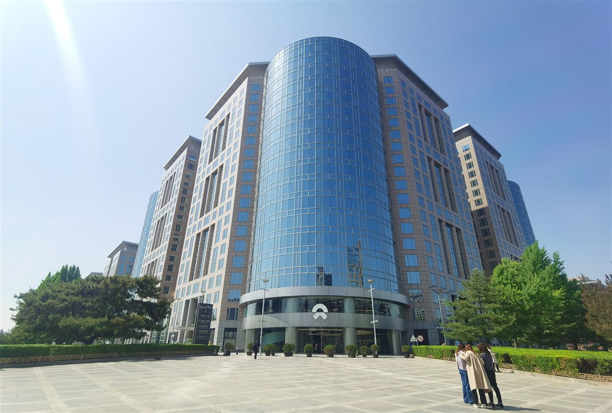 写字楼外立面与景观草坪实景